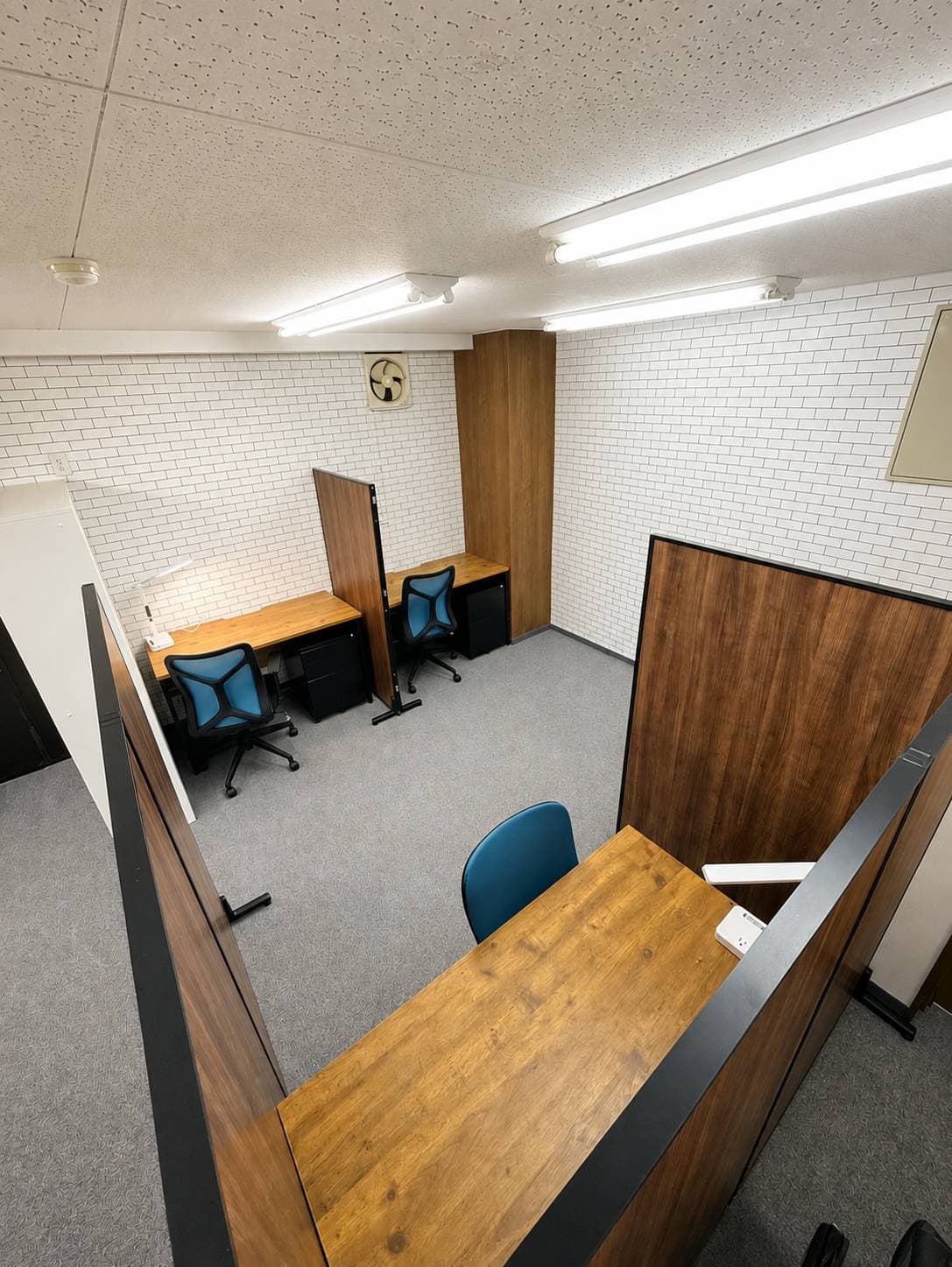 2nd.BASE STUDY ROOM の室内(時計のある壁側)