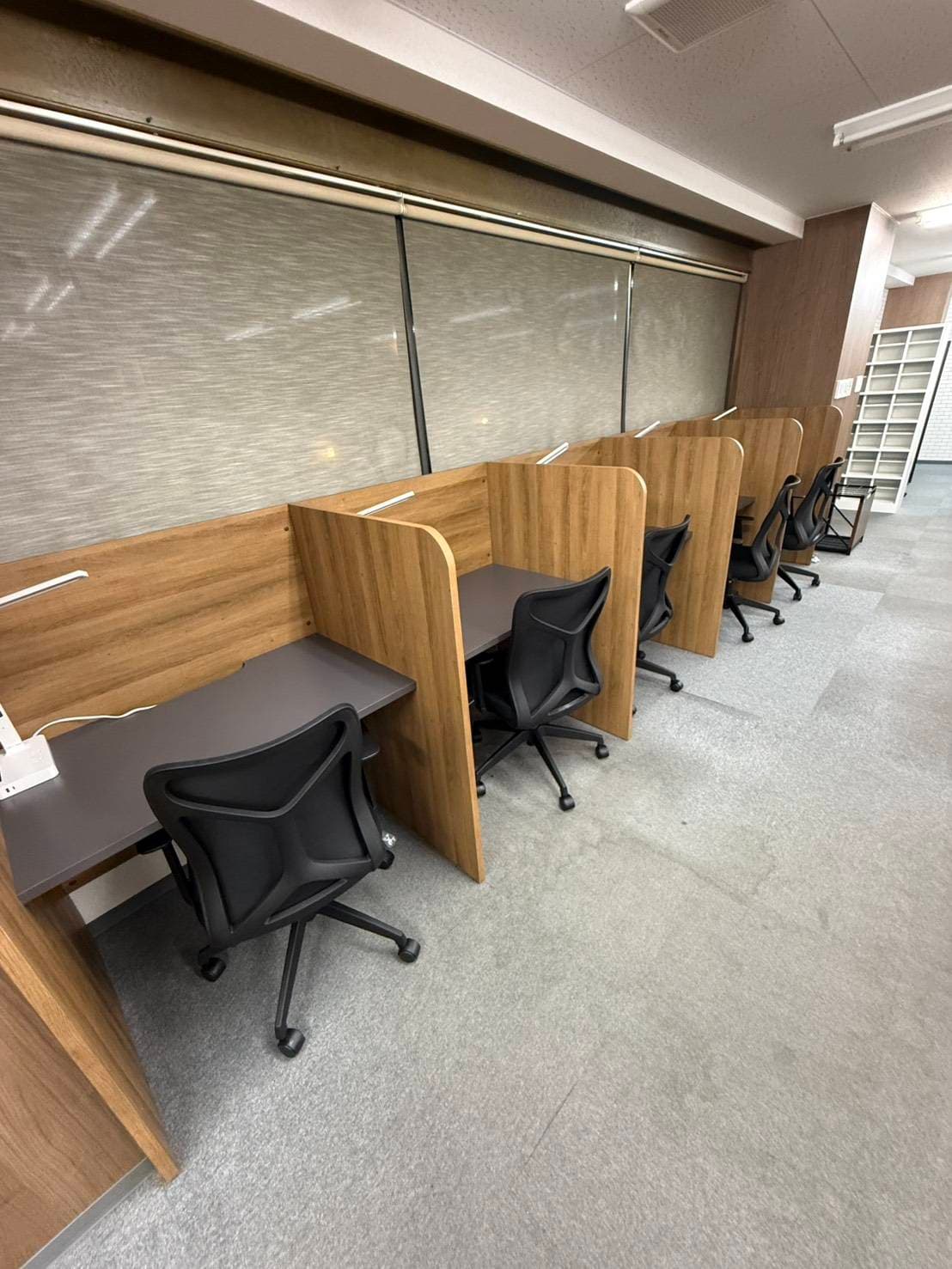 2nd.BASE STUDY ROOM の室内(半個室ブース列)