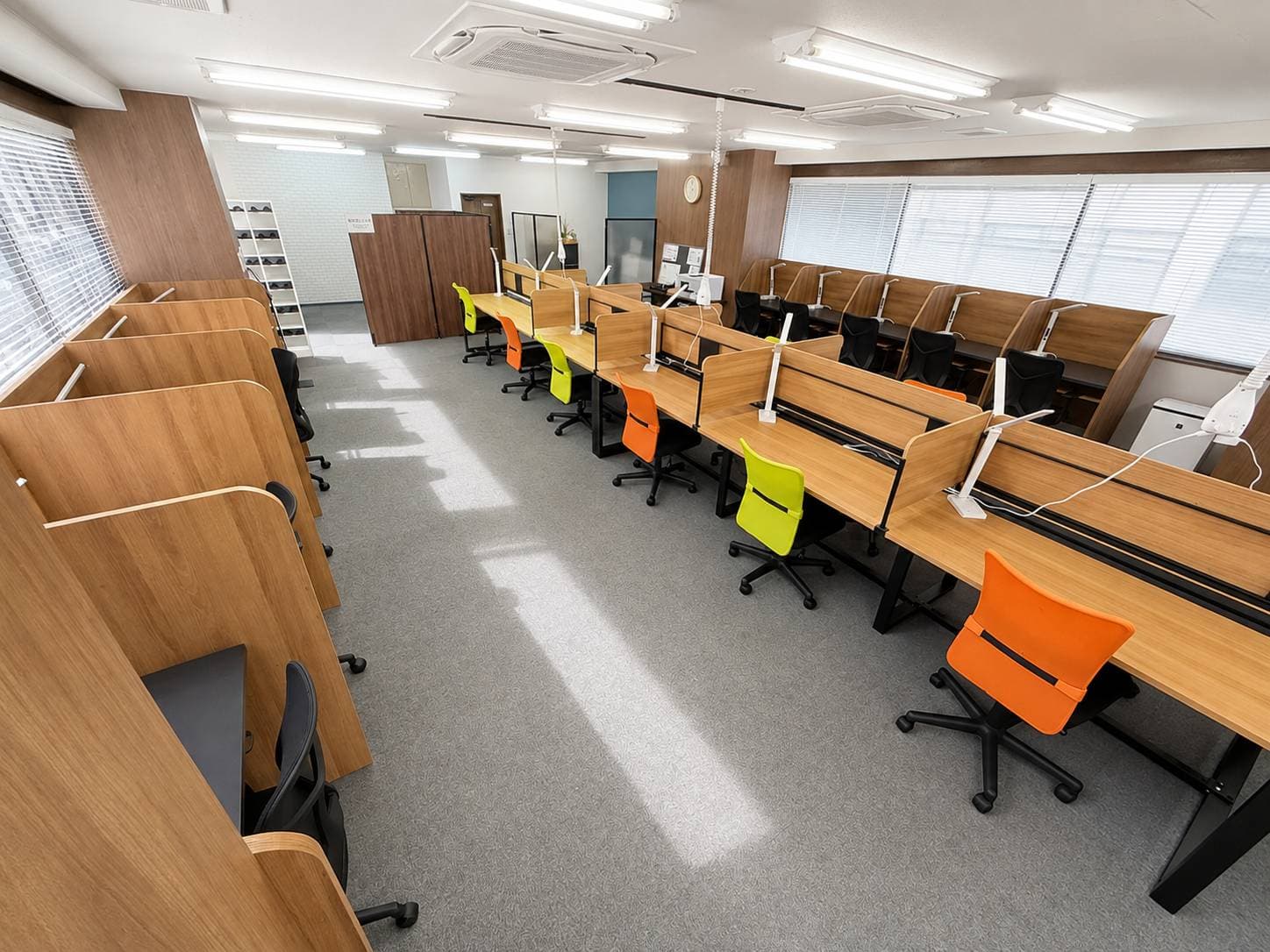 2nd.BASE STUDY ROOM の室内(自由席とブース席の全景)